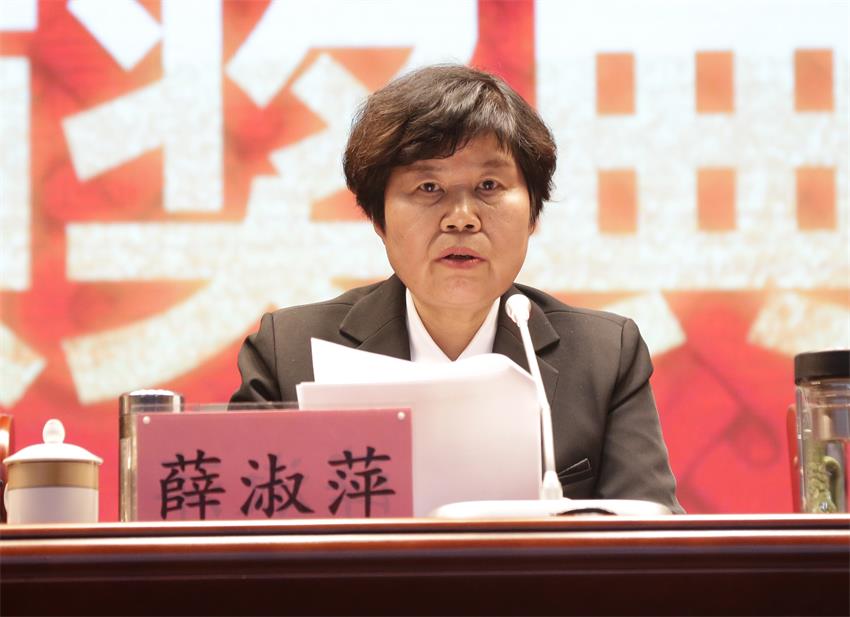 集團(tuán)黨委常委、徐州市樹恩中學(xué)總校長薛淑萍同志宣讀表彰決定