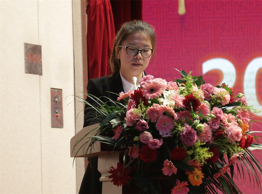 集團(tuán)執(zhí)行總裁、江蘇南佛園林公司總經(jīng)理石偉偉同志宣讀人事任免決定